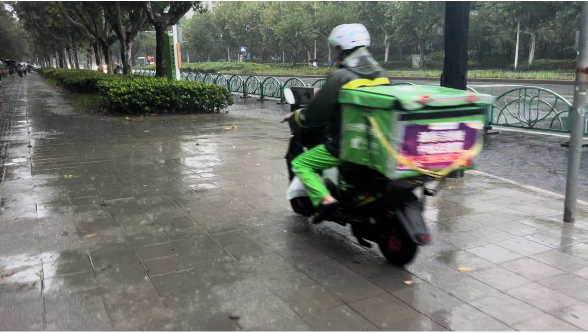 暴雨期间，上海外卖平台为骑手开启免罚免责措施_暴雨期间，上海外卖平台为骑手开启免罚免责措施_